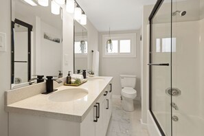 Serviettes fournies, savon, papier toilette