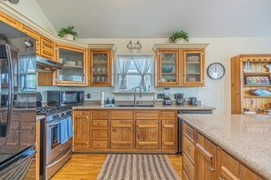 Private kitchen - Charming 3-bedroom cottage with AC in Jamaica Beach (Jamaica Beach)