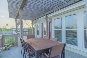 Outdoor dining - Charming 3-bedroom cottage with AC in Jamaica Beach (Jamaica Beach)