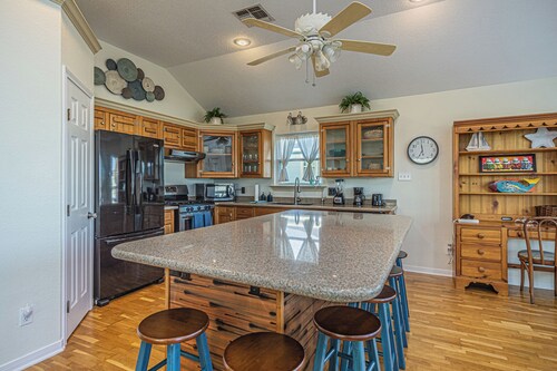 Charming 3-bedroom cottage with AC in Jamaica Beach