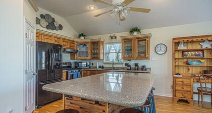 Charming 3-bedroom cottage with AC in Jamaica Beach