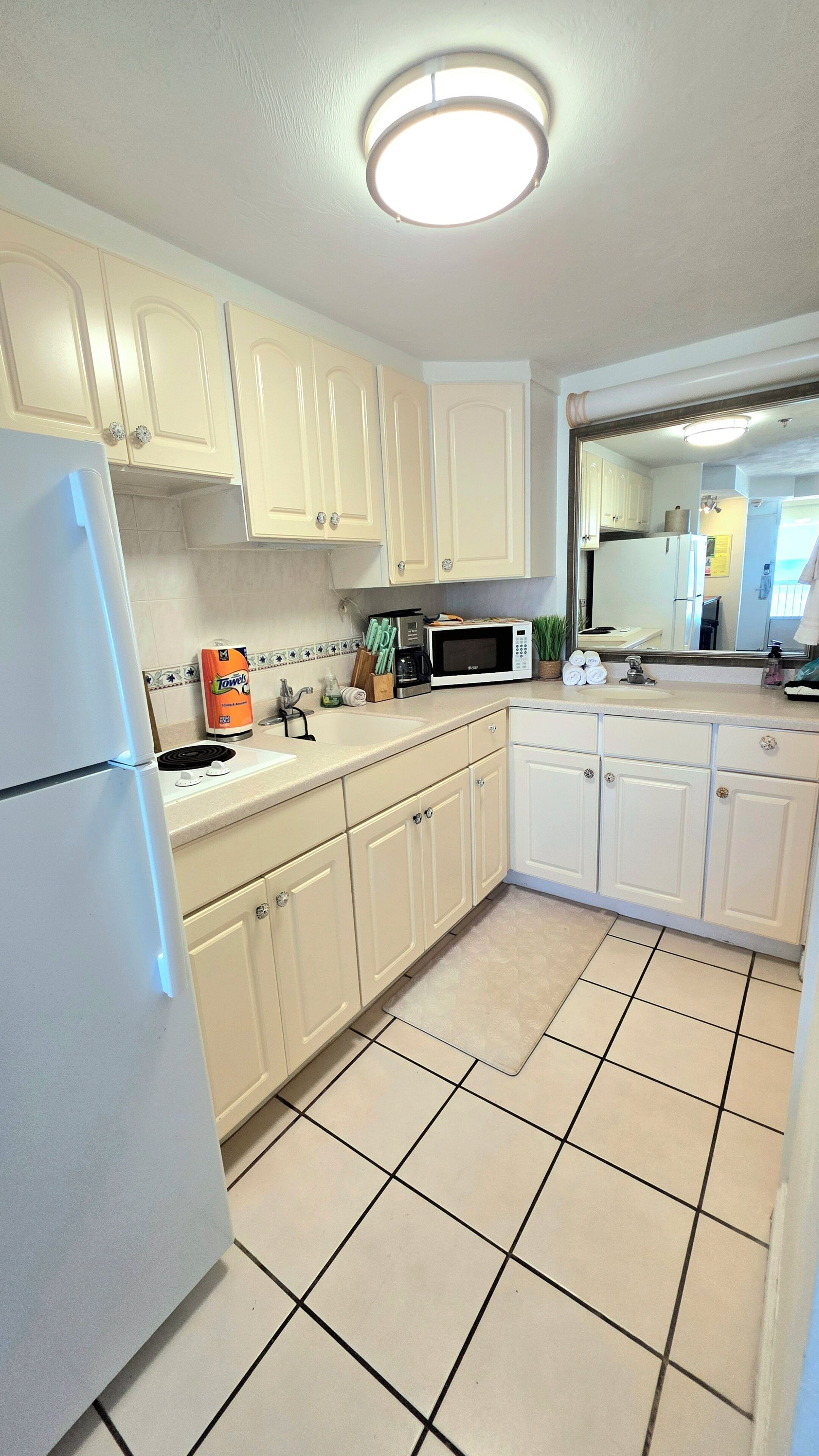 Coffee/tea maker, fridge, stovetop, electric kettle