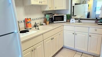 Coffee/tea maker, fridge, stovetop, electric kettle