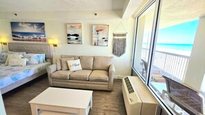 Living area - Studio right on the beach in peaceful Daytona Beach with openPools/Jacuzzi/Sauna (Daytona Beach)
