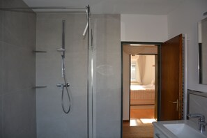 Dusche, Haartrockner, Handtücher, Seife