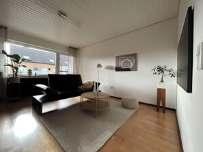 Smart TV, books - Modern, quiet vacation apartment (65sqm) for up to 3 people in Dormagen-Zons (Dormagen)