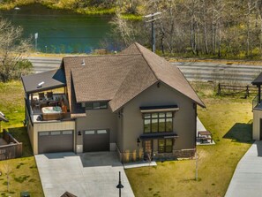 Exterior - Luxury home with hot tub (Red Lodge)