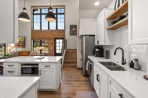 Fridge, microwave, oven, stovetop - Luxury home with hot tub (Red Lodge)