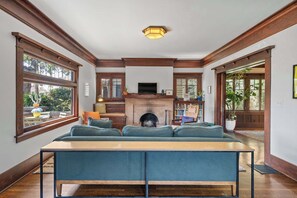 TV, offices - West Adams 4BR | Hot Tub + Grill | Colby & Conrad (Los Angeles)