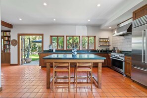 Fridge, microwave, oven, stovetop - West Adams 4BR | Hot Tub + Grill | Colby & Conrad (Los Angeles)
