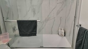 Sèche-cheveux, serviettes fournies, savon, papier toilette
