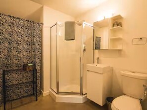 Bathroom - The Offshore Suite - Chill vibes close to downtown (Ucluelet)