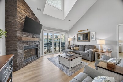 THE BEST of Parkview Bay! 4 Bed + Loft, 3 Bath Top-Floor Condo, 2 Master Suites!