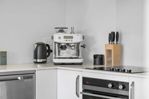 Kjøleskap, mikrobølgeovn, oppvaskmaskin og kaffetrakter/tekoker