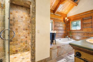 Shower, hair dryer, towels, soap - Goble Creek Ranch | On River + Hot Tub + 65 Acre (Rico)