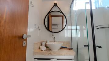 Apartamento superior | Banheiro | Produtos de toalete grátis, secador de cabelo, toalhas de banho