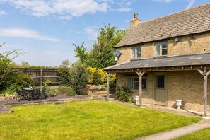 Exterior - Charming Cotswold Stone Farmhouse With Lake Views - Pass the Keys (Fairford)
