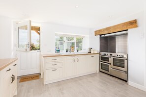 Fridge, microwave, oven, toaster - Charming Cotswold Stone Farmhouse With Lake Views - Pass the Keys (Fairford)
