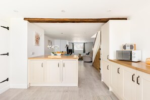 Interior - Charming Cotswold Stone Farmhouse With Lake Views - Pass the Keys (Fairford)