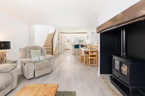 TV, fireplace - Charming Cotswold Stone Farmhouse With Lake Views - Pass the Keys (Fairford)