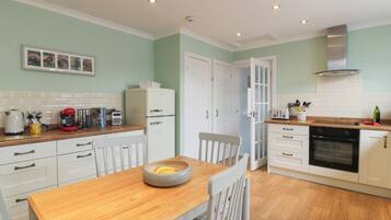 Dishwasher, cookware/dishes/utensils