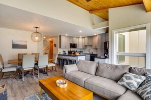 Living area - Fully remodeled modern 4-bedroom townhome - Vail and Beaver Creek. (Beaver Creek)