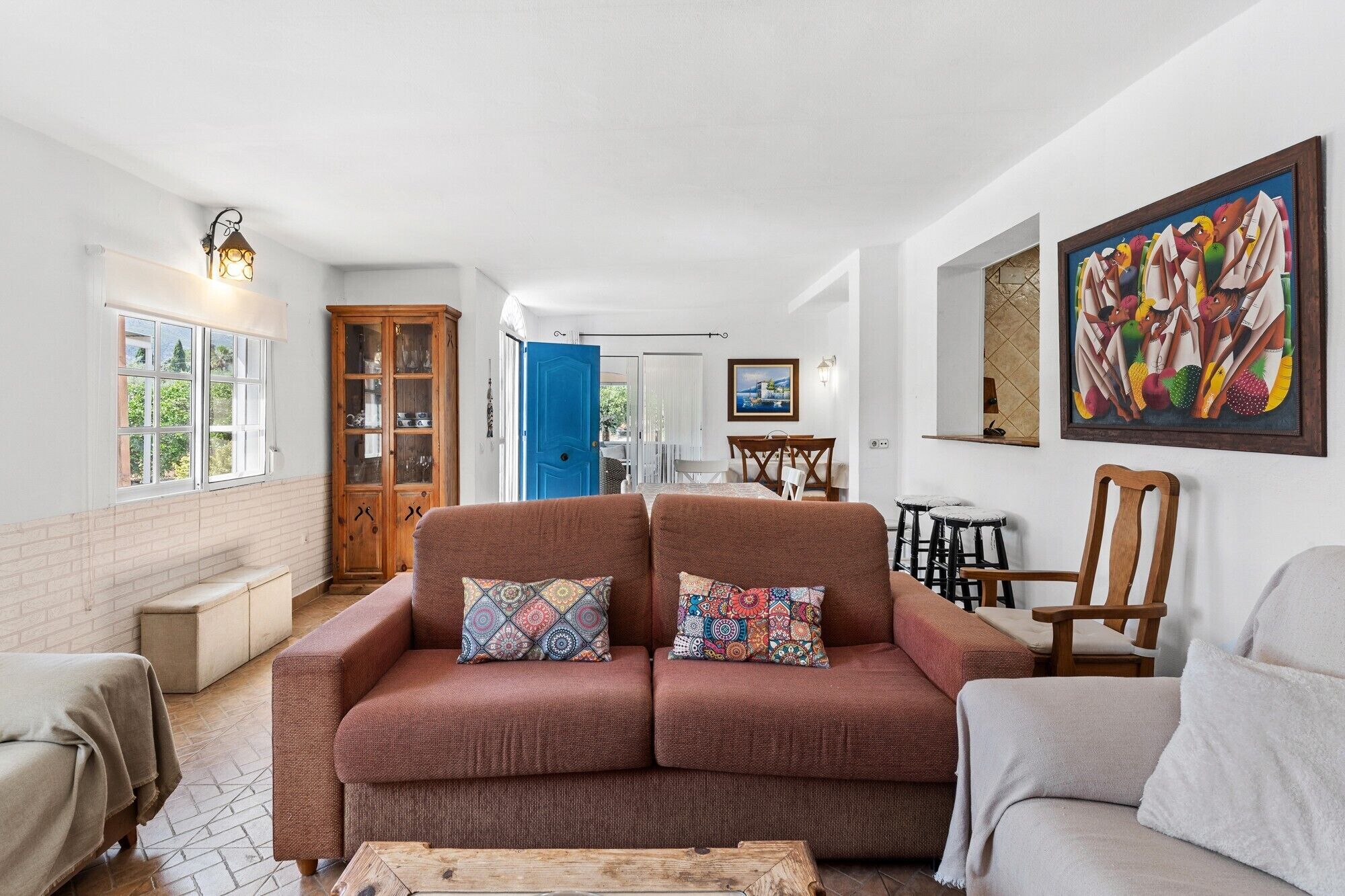 Una televisión, una chimenea, una mesa de tenis de mesa