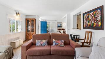 Una televisión, una chimenea, una mesa de tenis de mesa