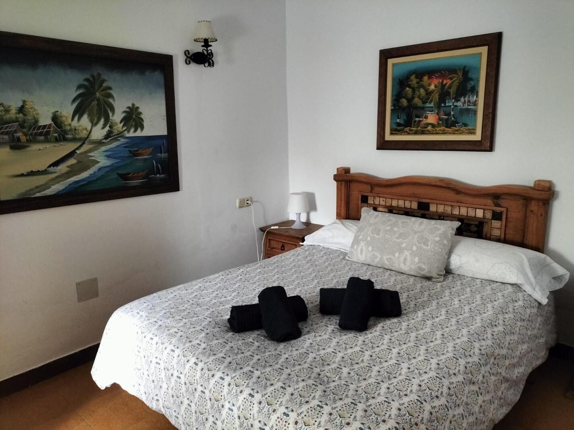 Tabla de planchar con plancha, wifi, ropa de cama
