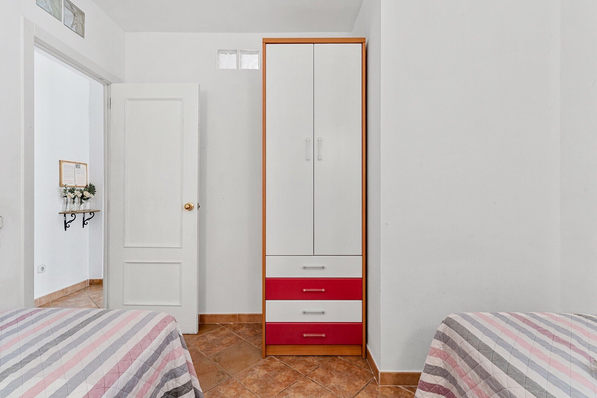 Tabla de planchar con plancha, wifi, ropa de cama