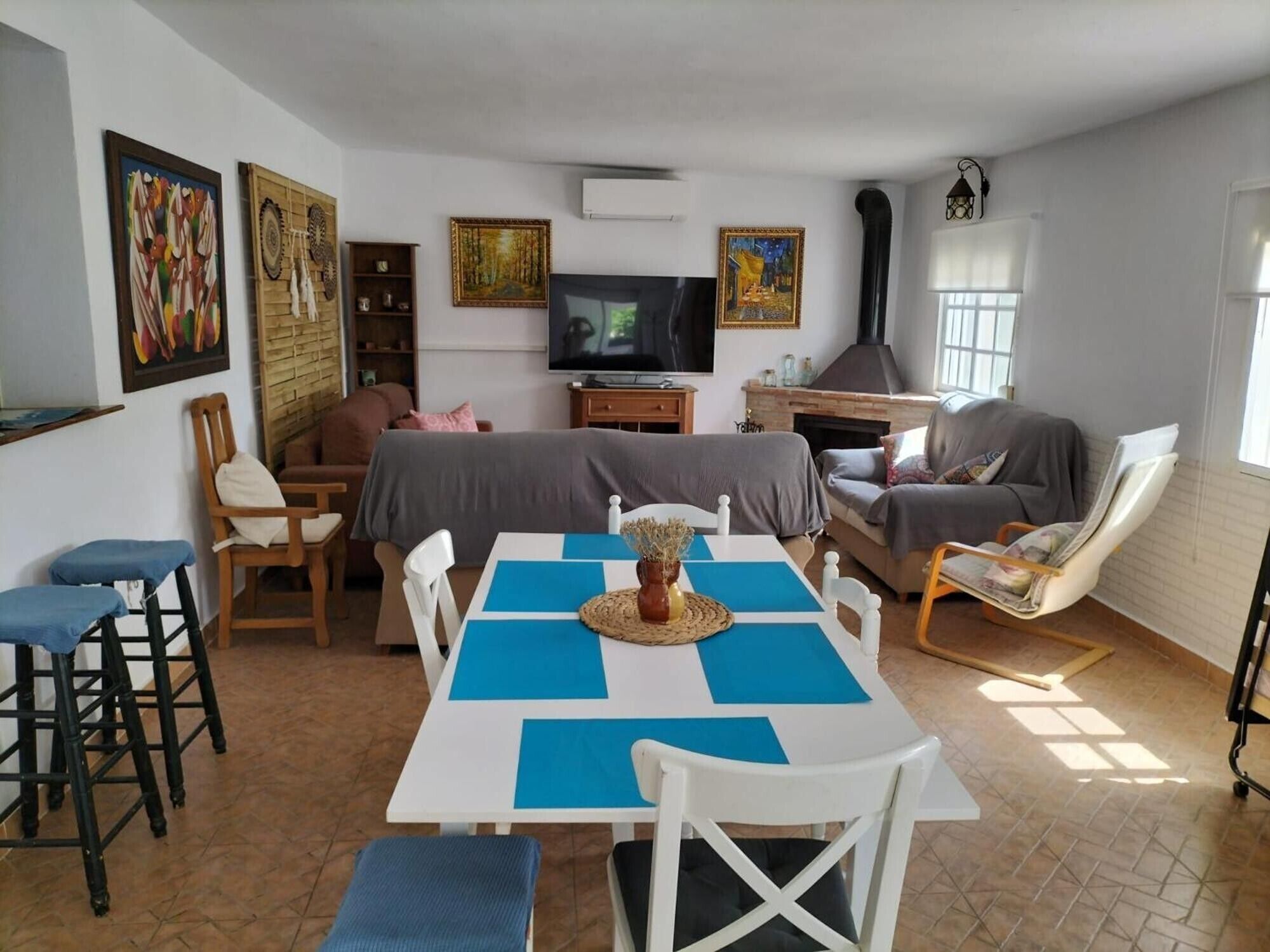 Una televisión, una chimenea, una mesa de tenis de mesa
