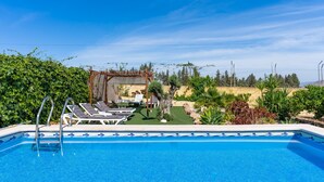 A swimming pool with lounge chairs and a pergola. - Villa 'Los Arcos' with Pool, Mountain Views, Wi-Fi, and Air Conditioning (Alhaurín de la Torre)