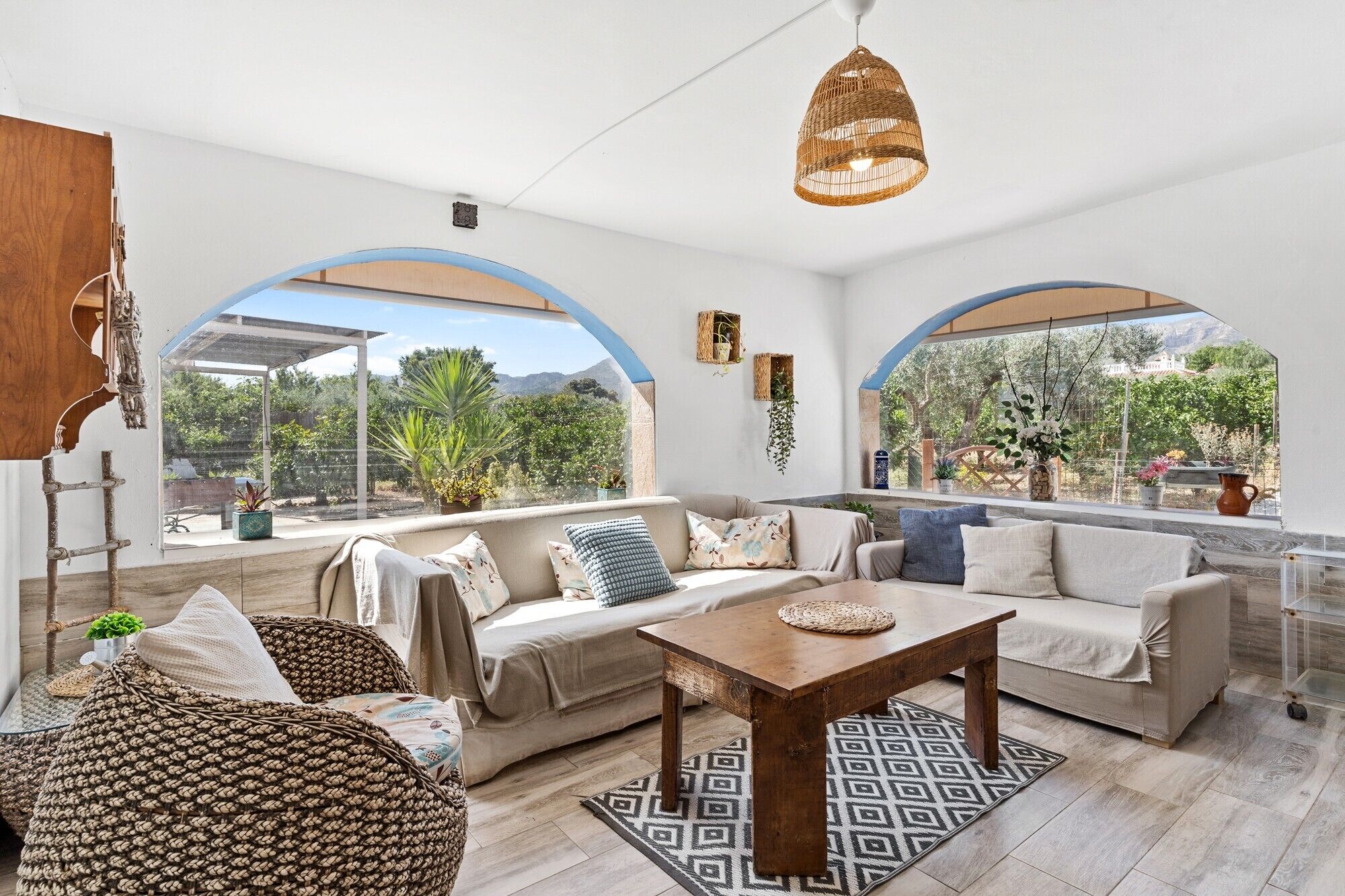 Una televisión, una chimenea, una mesa de tenis de mesa