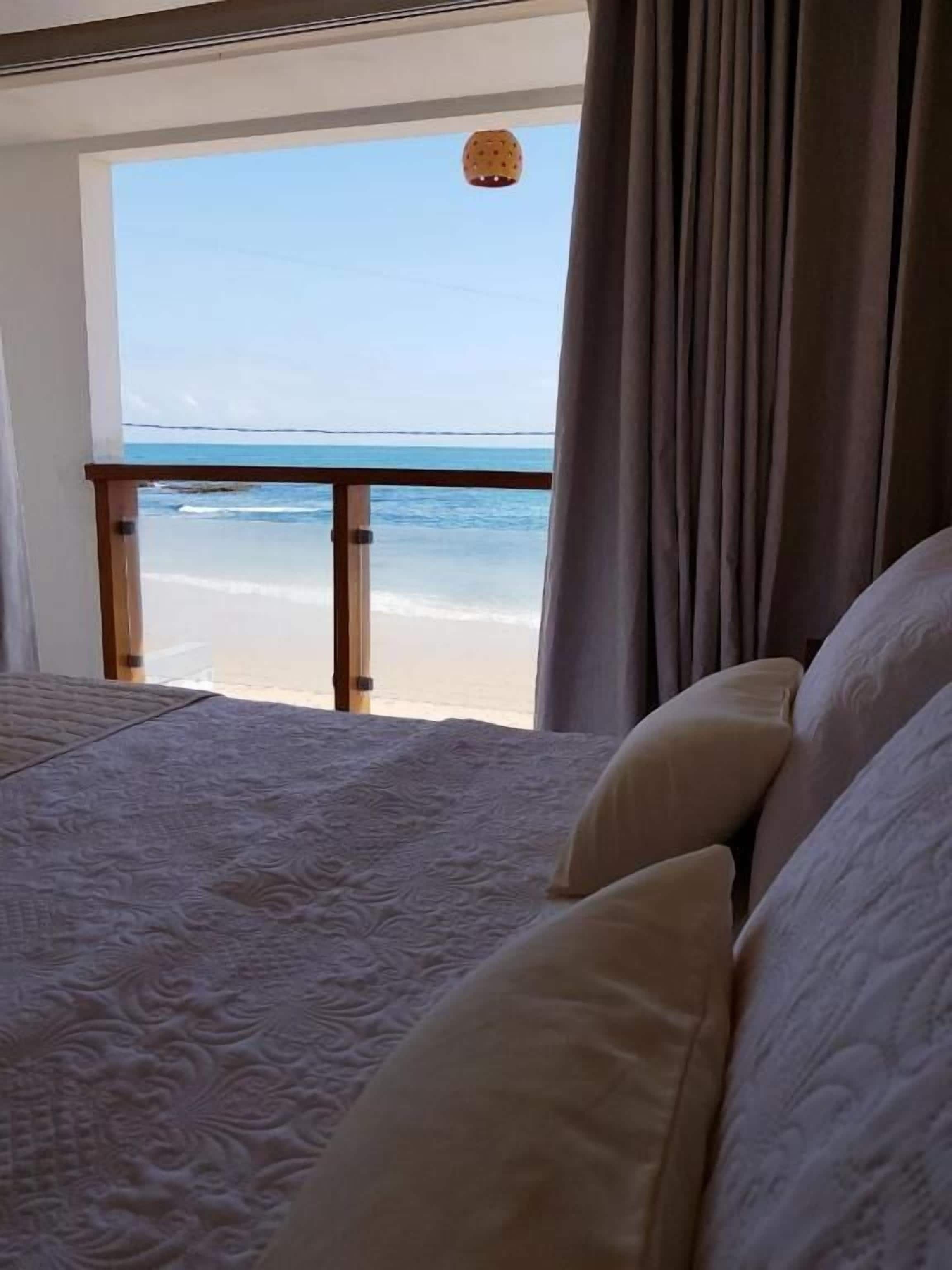 Suite Deluxe, balcón, vista al mar | Caja de seguridad en la habitación y wifi gratis 
