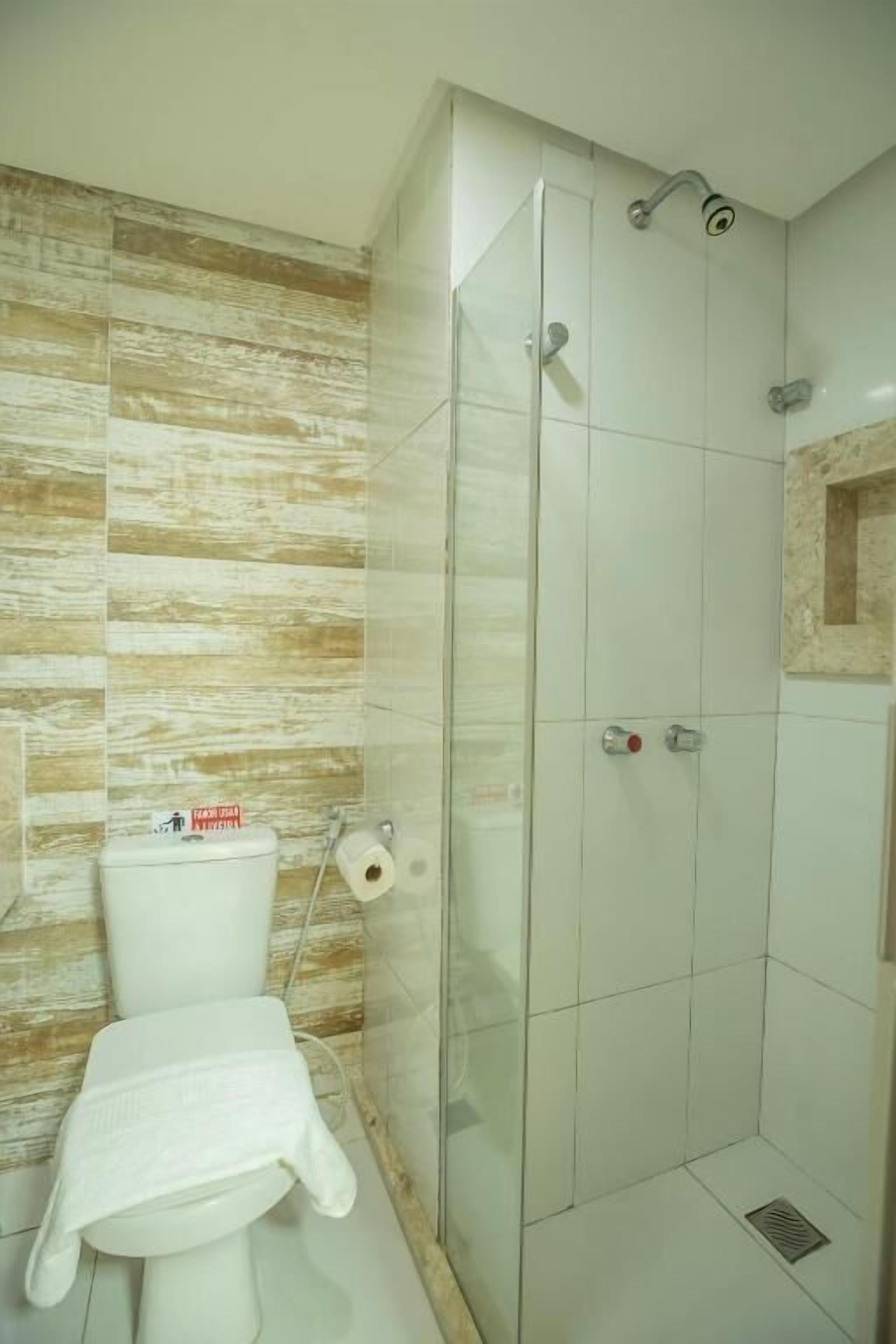 Doppia Standard | Bagno | Doccia, asciugacapelli, asciugamani, sapone