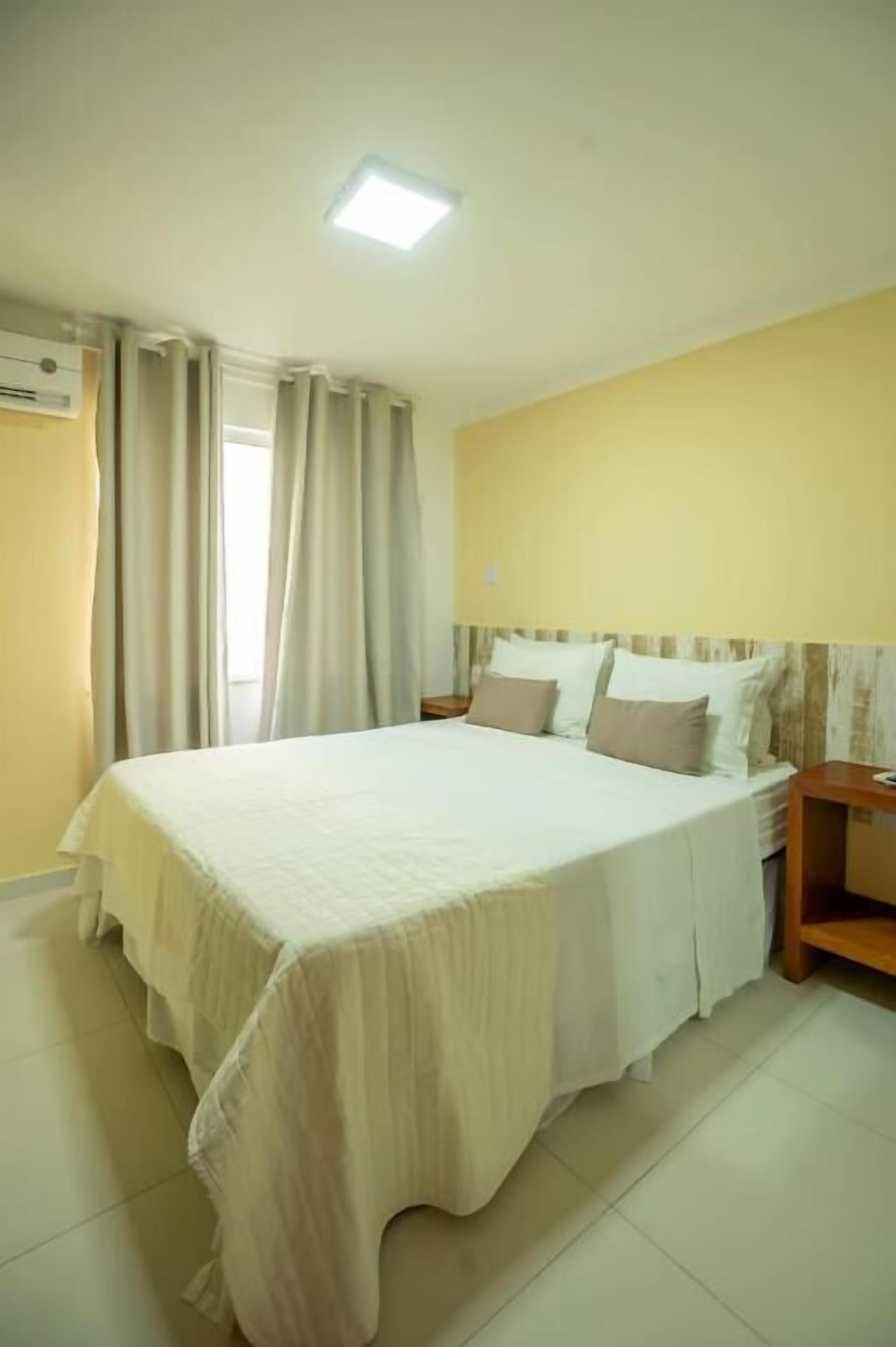 Quarto casal standard | Cofres nos quartos, Wi-Fi de cortesia