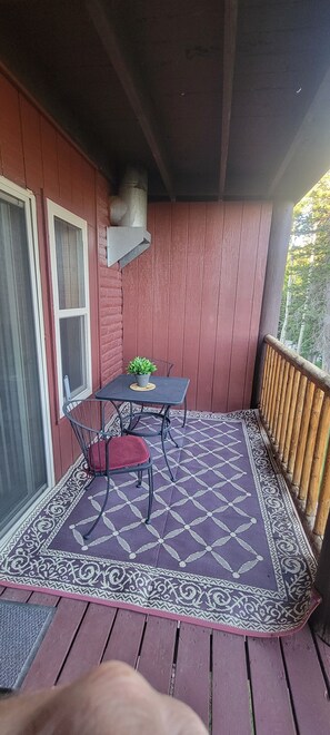 Outdoor dining - Cozy 1-bedroom condo at charming Eagle Point Resort for a relaxing stay (Beaver)