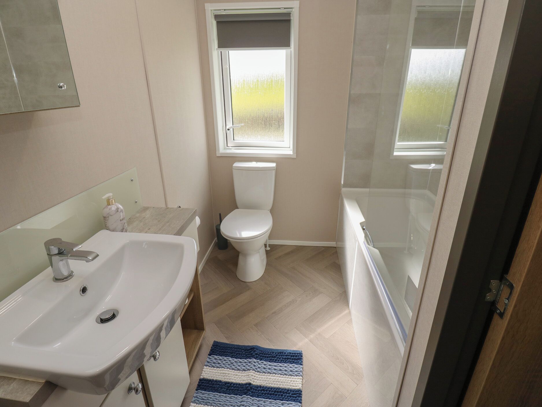 Un baño con lavamanos, inodoro y bañera.