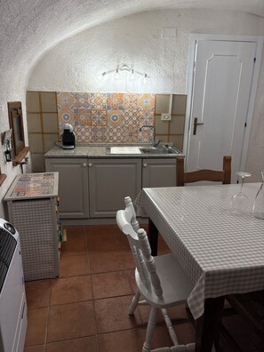 Private kitchen - Marvelous 2-bedroom townhome in charming Posta Fibreno (Posta Fibreno)