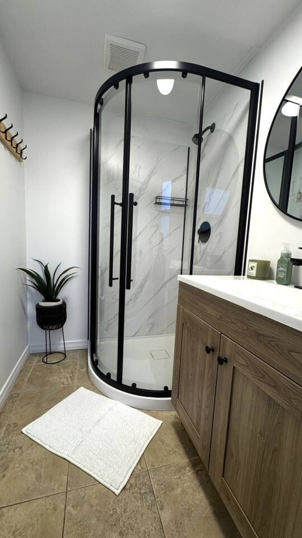 Een douche, een haardroger, handdoeken