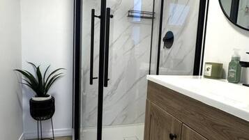 Een douche, een haardroger, handdoeken