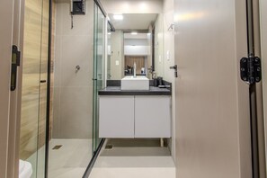 Superior Apartment | Bathroom | Shower, free toiletries, hair dryer, towels - W TAMBAU (Joao Pessoa)