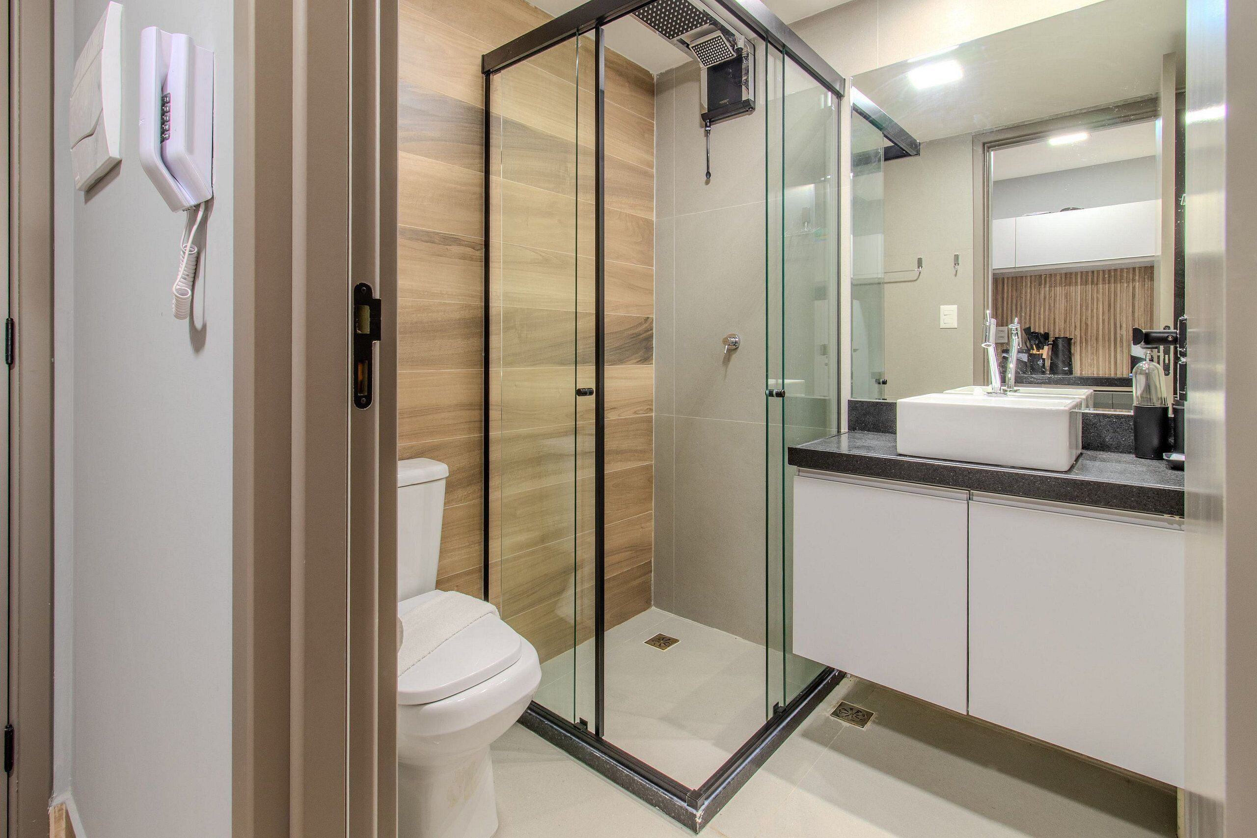 Superior appartement | Badkamer | Een douche, gratis toiletartikelen, een haardroger, handdoeken