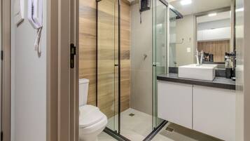 Superior appartement | Badkamer | Een douche, gratis toiletartikelen, een haardroger, handdoeken