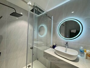 Badezimmer | Dusche, Haartrockner, Handtücher, Seife