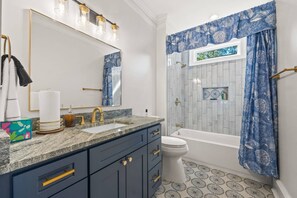 Shower, hair dryer, towels, shampoo - Elegant Home in Prime Location/ Close to Universities, Hospitals, Parks and The World Cup! (Atlanta)