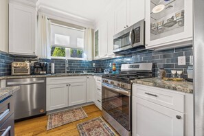 Fridge, microwave, oven, stovetop - Elegant Home in Prime Location/ Close to Universities, Hospitals, Parks and The World Cup! (Atlanta)