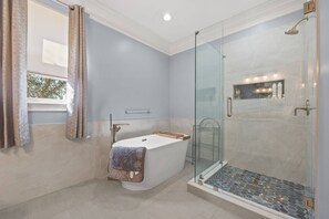 Dusche, Haartrockner, Handtücher, Shampoo