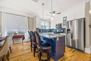 Fridge, microwave, oven, stovetop - Elegant Home in Prime Location/ Close to Universities, Hospitals, Parks and The World Cup! (Atlanta)