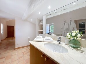 Douche, sèche-cheveux, serviettes fournies, savon